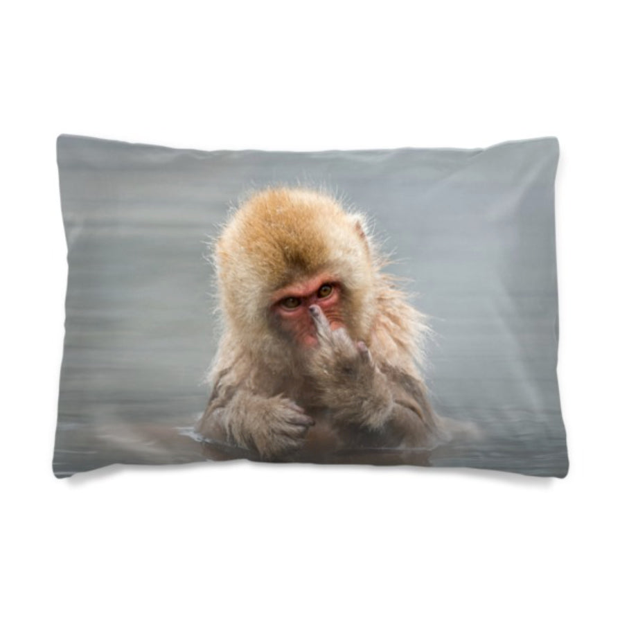 Keskisormea näyttävä japanin makaki. Kuvattu Japanissa. Tässä tyynyliinassa on asennetta!