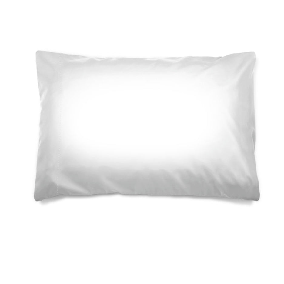 Huuhkaja tyynyliinan tausta on valkoinen.